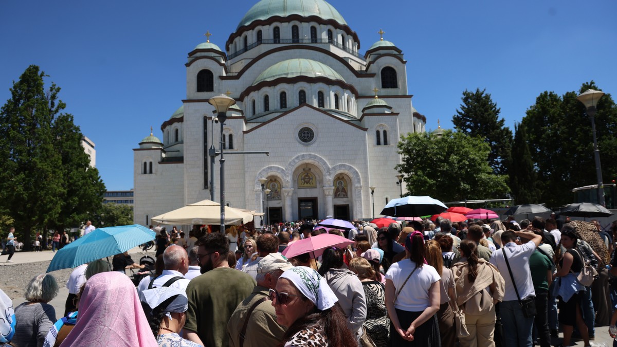 Belgrade Pilgrims Wait 6 Hours to Venerate Holy Belt of the Virgin Mary